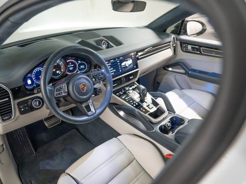 Used 2023 Porsche Cayenne Turbo AWD/4WD image 4