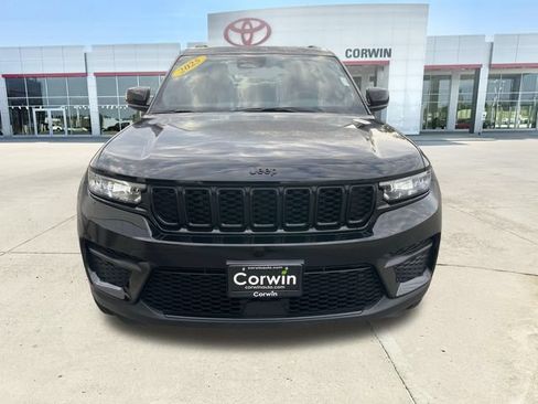 Used 2025 Jeep Grand Cherokee Altitude AWD/4WD image 8