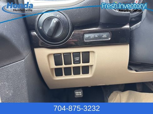 Used 2017 Nissan Titan SV image 25