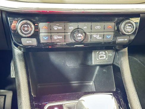 Certified 2024 Jeep Compass Limited image 38