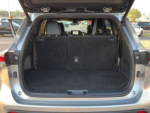 Used 2023 Toyota Highlander XSE FWD image 35