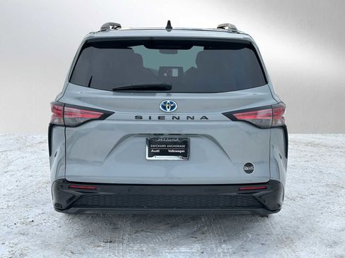 Used 2023 Toyota Sienna XSE image 4