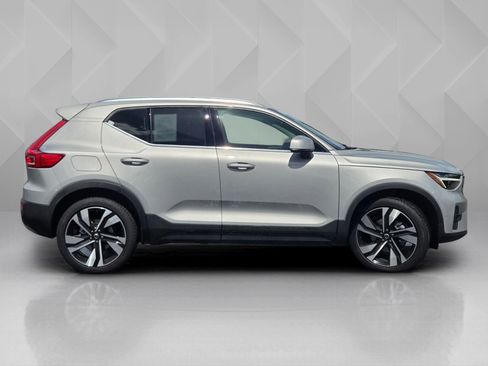Certified 2025 Volvo XC40 B5 Plus AWD/4WD image 7
