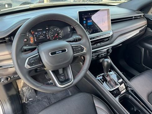 Used 2025 Jeep Compass Trailhawk image 3