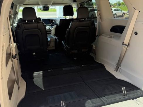 Used 2024 Chrysler Pacifica Touring-L FWD image 15