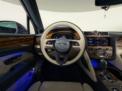 Used 2022 Bentley Bentayga AWD/4WD image 21
