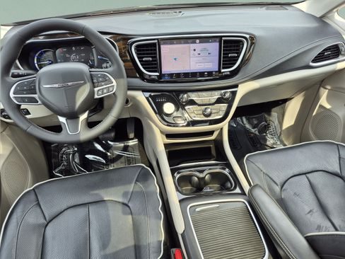 Used 2023 Chrysler Pacifica Limited FWD image 13