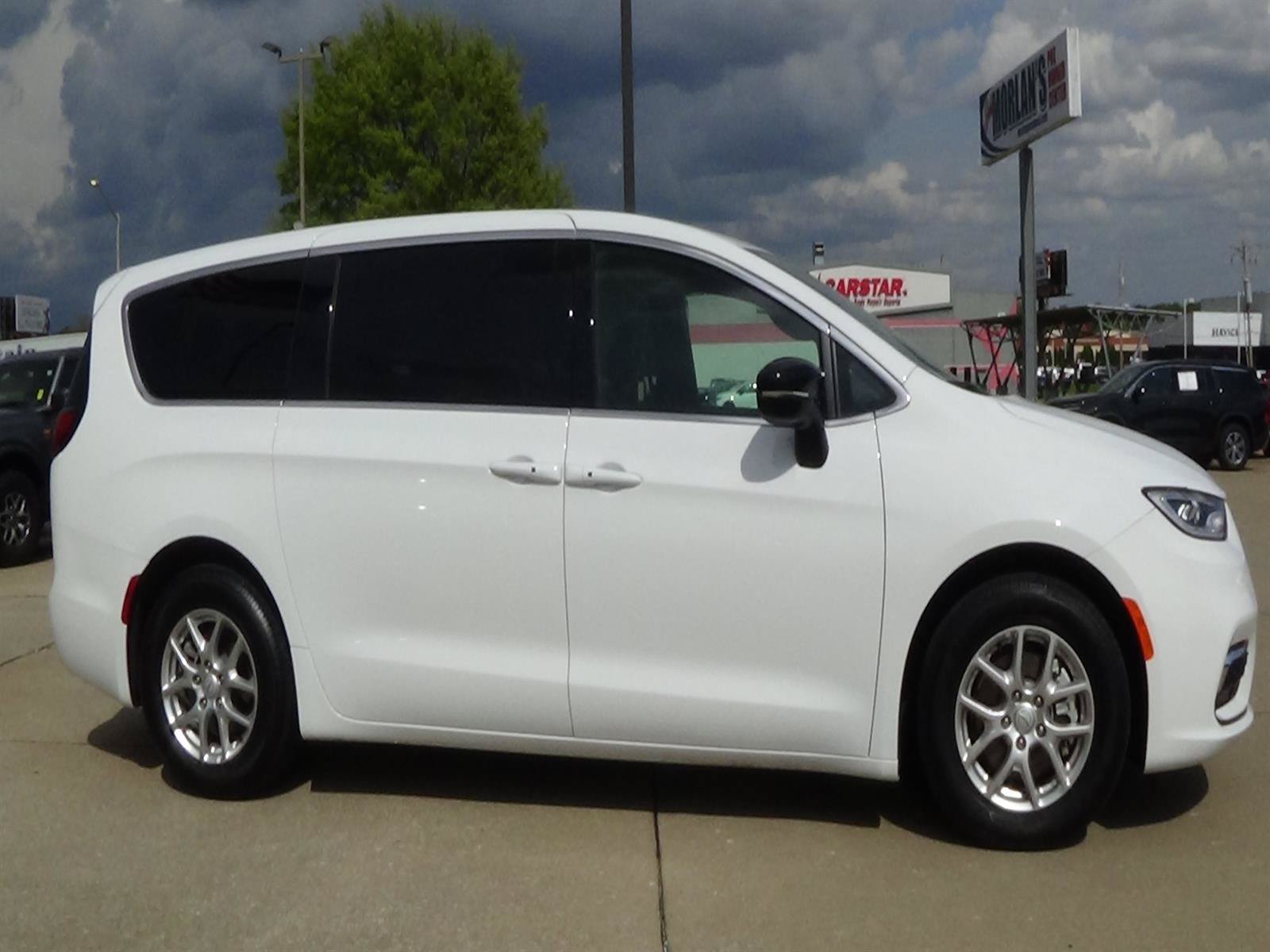 Certified 2025 Chrysler Pacifica Select FWD image 5