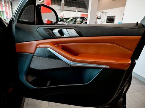 Used 2021 BMW X7 M50i w/ Executive Package image 33