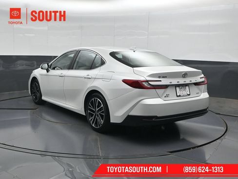 Used 2025 Toyota Camry XLE AWD/4WD image 8