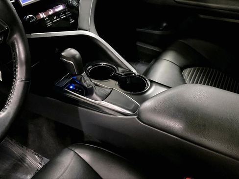 Used 2019 Toyota Camry SE w/ Carpet Mat Package image 17