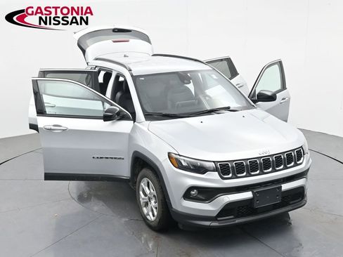 Used 2025 Jeep Compass Latitude AWD/4WD image 39