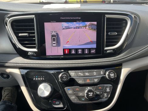 Used 2022 Chrysler Pacifica Touring-L w/ Uconnect Theater Family Group FWD image 21