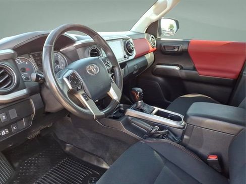 Used 2020 Toyota Tacoma SR5 AWD/4WD image 12