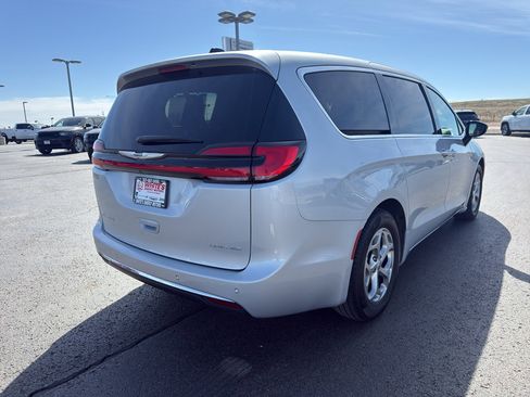 Used 2024 Chrysler Pacifica Limited image 5