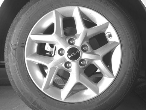 Used 2025 Kia Soul LX w/ LX Technology Package FWD image 18