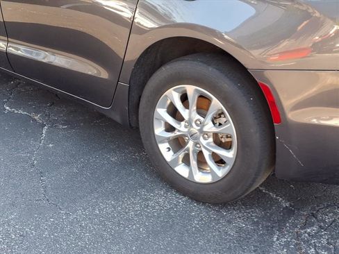 Used 2022 Chrysler Pacifica Touring-L image 23