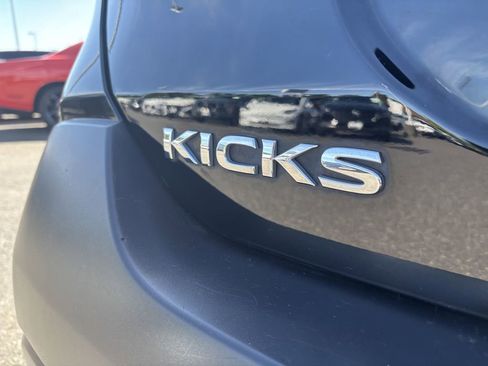 Used 2018 Nissan Kicks SV FWD image 11