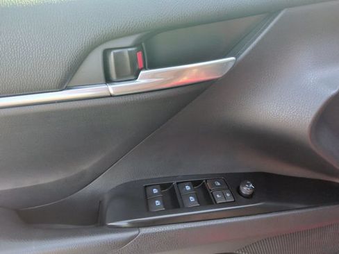 Used 2020 Toyota Camry SE FWD image 13