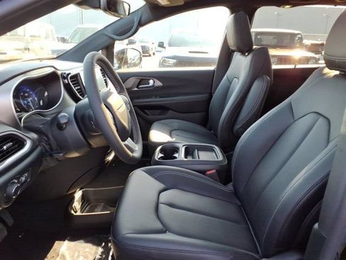 New 2027 Chrysler Pacifica Select AWD/4WD image 15