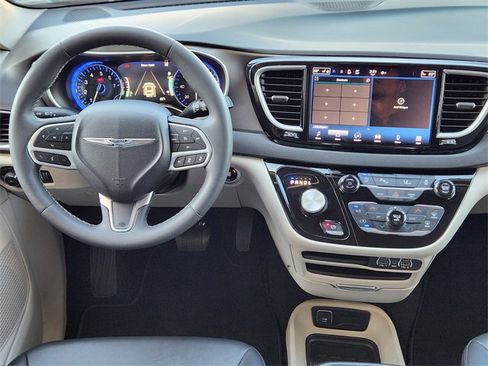 Certified 2024 Chrysler Pacifica Touring-L image 25