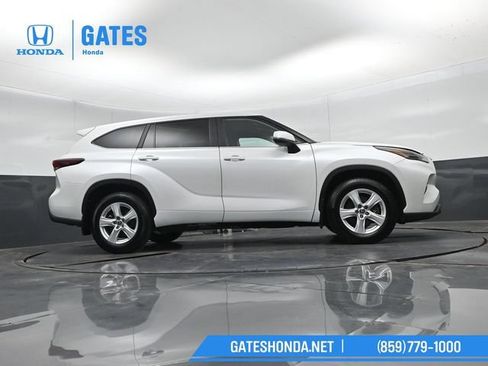 Used 2024 Toyota Highlander LE AWD/4WD image 41