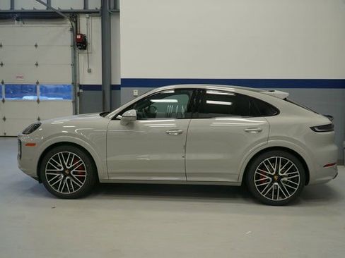 Used 2026 Porsche Cayenne GTS AWD/4WD image 2