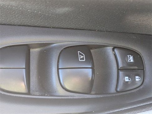 Used 2021 Nissan Rogue Sport S image 12