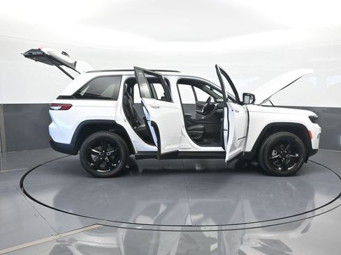 Used 2024 Jeep Grand Cherokee Altitude image 72