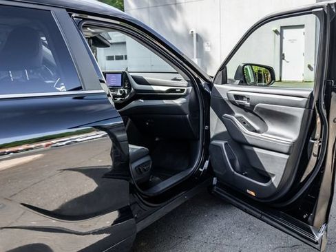 Used 2023 Toyota Highlander XLE AWD/4WD image 15