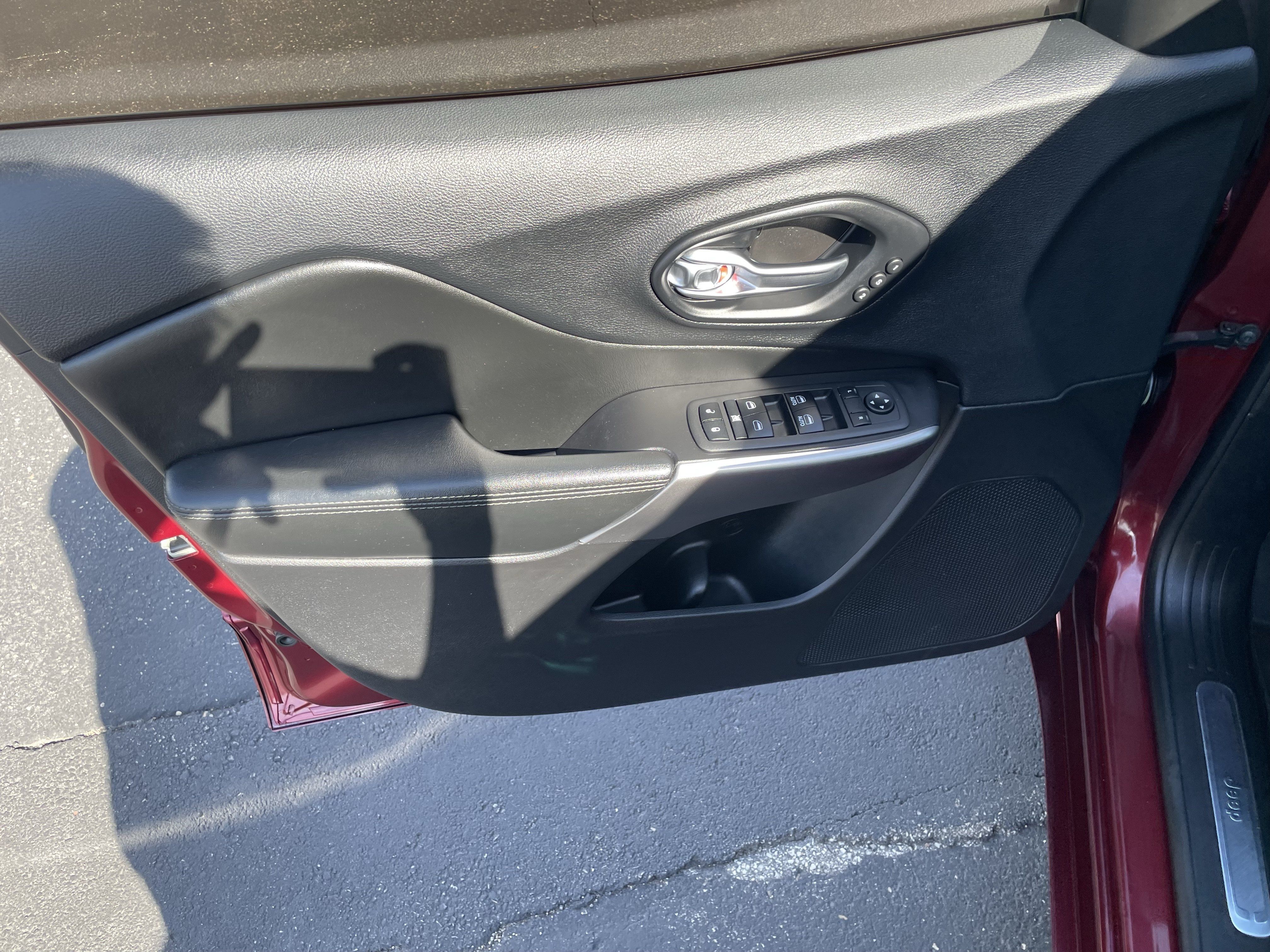 Used 2019 Jeep Cherokee Limited AWD/4WD image 12