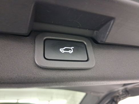 Used 2018 Land Rover Discovery HSE image 32