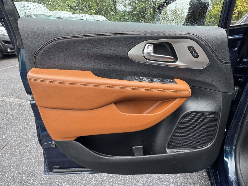 Used 2025 Chrysler Pacifica Pinnacle FWD image 24
