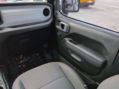 Used 2025 Jeep Gladiator Mojave AWD/4WD image 17