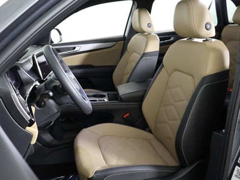 Used 2024 Volkswagen Atlas Cross Sport SE image 30