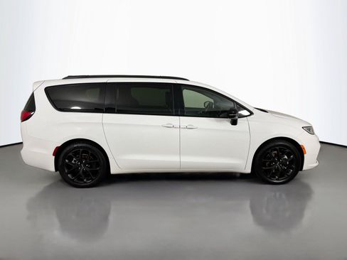 Used 2025 Chrysler Pacifica Limited FWD image 18