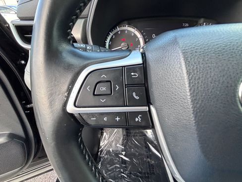 Used 2023 Toyota Highlander LE FWD image 23