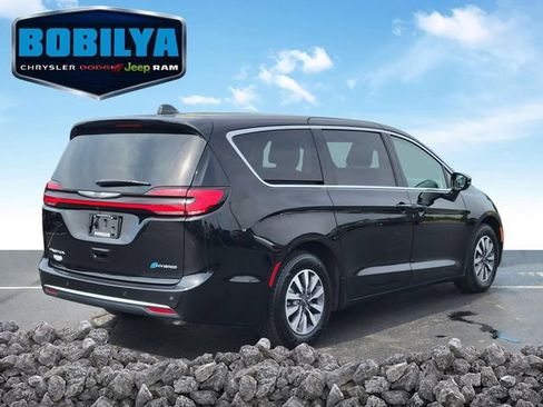 Used 2024 Chrysler Pacifica Limited FWD image 3