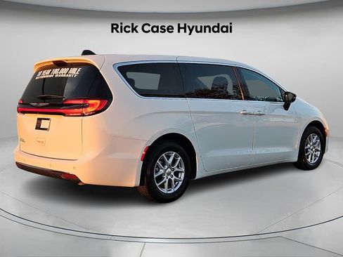 Used 2024 Chrysler Pacifica Touring-L image 7