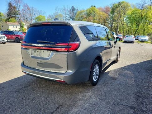 Used 2025 Chrysler Pacifica Select FWD image 6