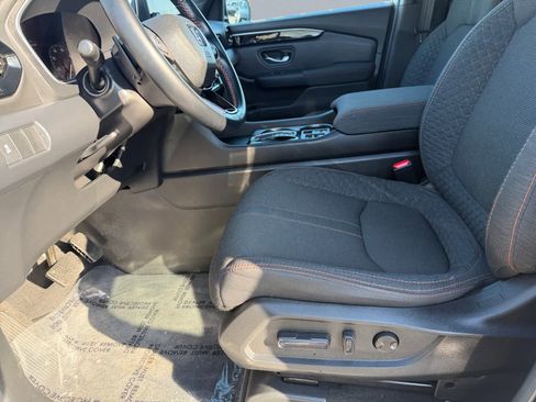 Used 2025 Honda Pilot Sport image 7