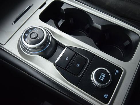 Used 2022 Ford Explorer XLT image 16