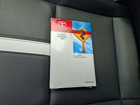 Used 2025 Toyota Camry SE FWD image 26