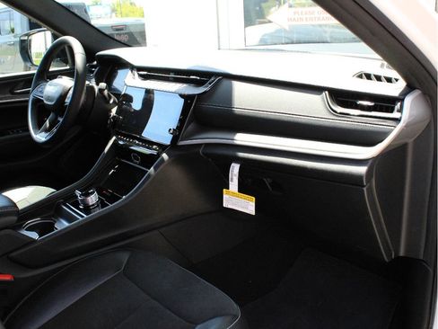Used 2026 Jeep Grand Cherokee Altitude AWD/4WD image 24