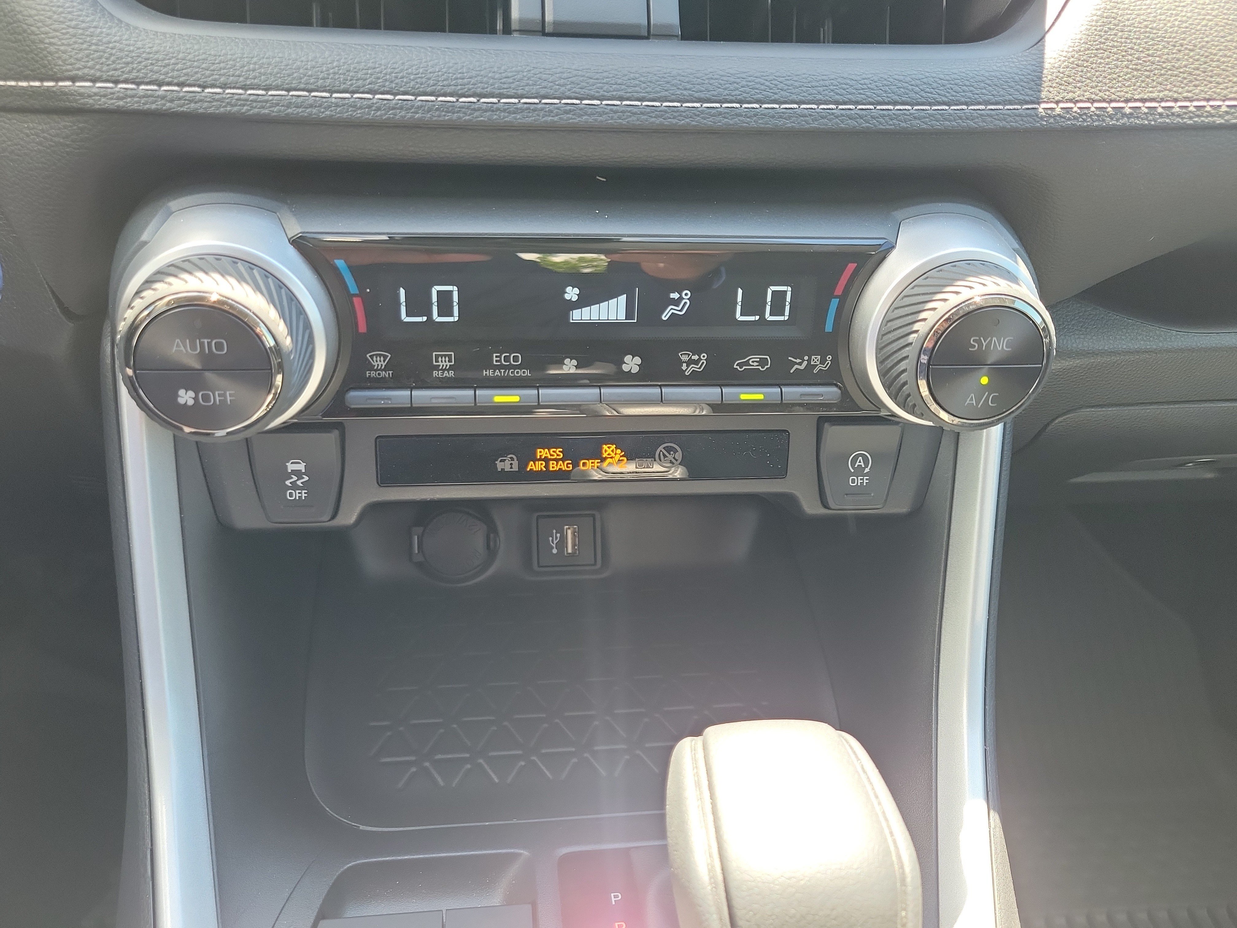 Used 2025 Toyota RAV4 XLE w/ Convenience Package FWD image 28