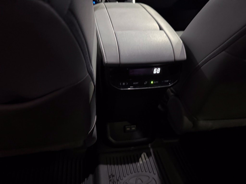 Used 2022 Toyota Highlander XLE AWD/4WD image 26