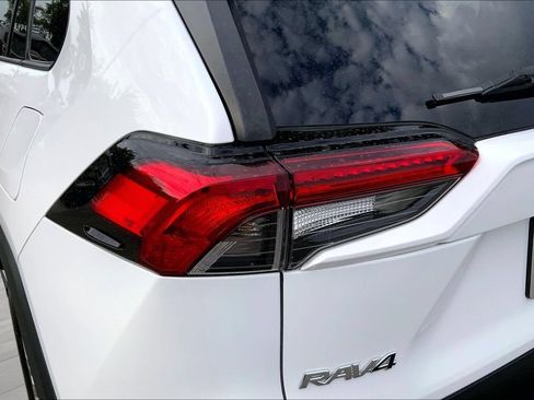 Used 2021 Toyota RAV4 LE AWD/4WD image 23