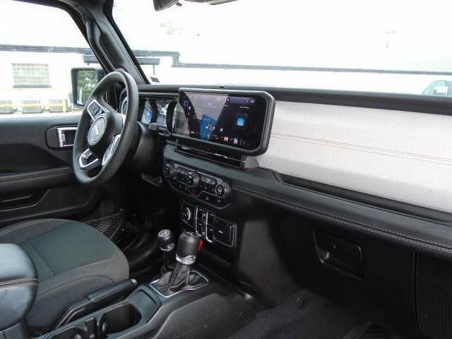 Used 2025 Jeep Wrangler Unlimited Sahara AWD/4WD image 23