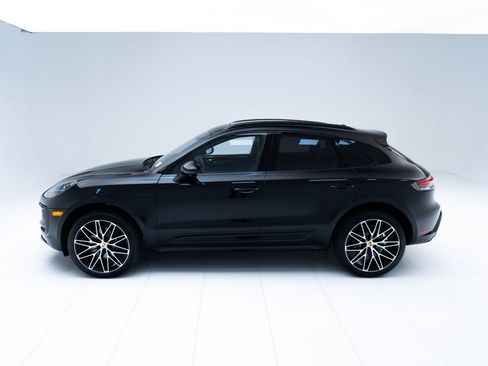 Certified 2025 Porsche Macan AWD/4WD image 2