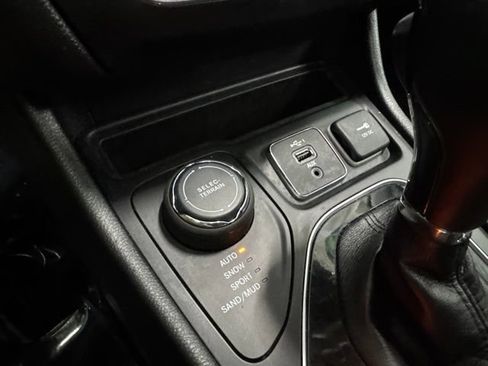 Used 2021 Jeep Cherokee Latitude Plus w/ Sun & Sound Group AWD/4WD image 42